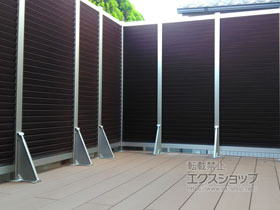 のウッドデッキ リウッドデッキ 200＋ルシアスハイパーティションB05型＜通風ガラリルーバータイプ＞ 施工例