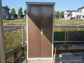 の物置・屋外倉庫 アイビーストッカー 900×755×1903（BJX-097E） BJX-097E-TB 施工例