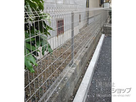 のフェンス・柵 メッシュフェンス G10-R 自由柱 施工例