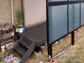 のウッドデッキ リウッドデッキ 200＋リウッド ステップ5型 Sタイプ（2段）＋ リウッドデッキフェンス2型＜ラチス格子＞ 施工例