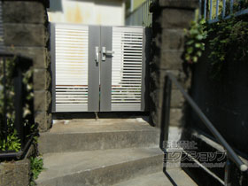 の門扉 ライシス門扉 1型 細横桟 両開き 柱使用 施工例