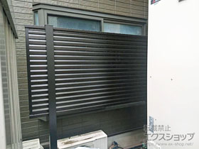 のフェンス・柵 ミエーネフェンス 目隠しルーバータイプ 2段支柱 自立建て用（パネル1段） 施工例