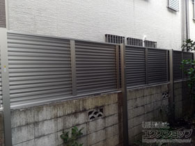 のフェンス・柵 ミエーネフェンス 目隠しルーバータイプ 2段支柱 自立建て用（パネル1段） 施工例