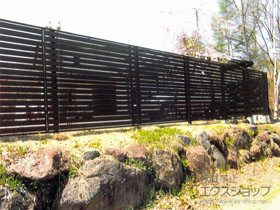 のフェンス・柵 シンプレオフェンスSY1型 横半目隠し 2段支柱 自立建て用 施工例