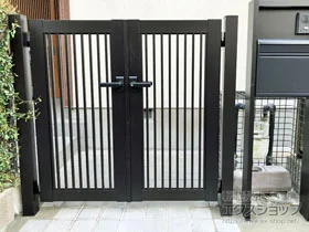 YKKAPの門扉 シンプレオ門扉10型 たて粗格子 両開き 門柱使用 施工例