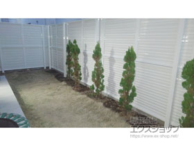のフェンス・柵 ミエーネフェンス 目隠しルーバータイプ 2段支柱 自立建て用（パネル2段） 施工例