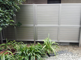 のフェンス・柵 ミエーネフェンス 目隠しルーバータイプ 2段支柱 自立建て用 施工例