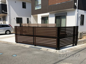 のフェンス・柵 ルシアスフェンスF04型 横板 木目カラー 2段支柱 自立建て 施工例