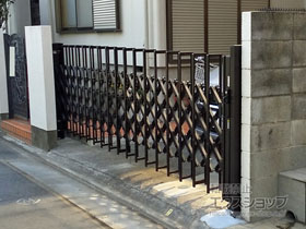 のカーゲート トリップゲート SC型 先頭キャスター 片開き　40S 施工例