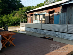 のフェンス・柵 ミエーネフェンス 目隠しルーバータイプ 2段支柱 ブロック建て用（パネル1段） 施工例