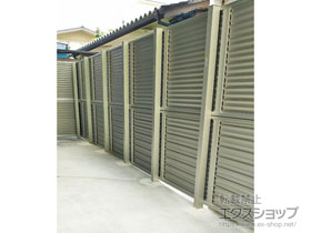 のフェンス・柵 ミエーネフェンス 目隠しルーバータイプ 2段支柱 自立建て用（パネル2段） 施工例