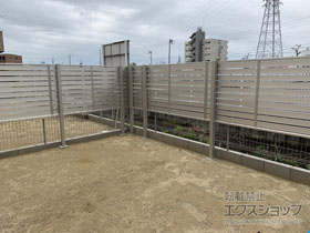 のフェンス・柵 ルシアスフェンスF04型 横板 木目カラー 2段支柱 自立建て用 施工例