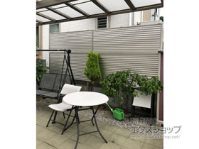 のフェンス・柵 ミエーネフェンス 目隠しルーバータイプ 2段支柱 自立建て用（パネル2段）※柱別途 施工例