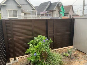 Value Selectのフェンス・柵・塀 ミエーネフェンス 目隠しルーバータイプ 2段支柱 自立建て用（パネル2段） 施工例
