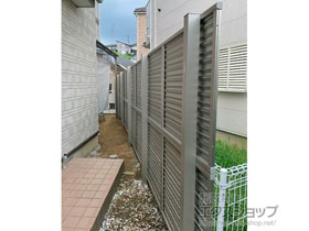 のフェンス・柵 ミエーネフェンス 目隠しルーバータイプ 2段支柱 自立建て用（パネル2段） 施工例