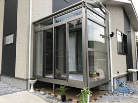 のテラス囲い・サンルーム サニージュ F型 床納まり ランマ付 積雪〜20cm対応 *片袖納まり 施工例