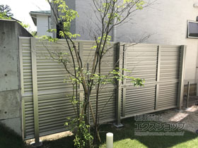 のフェンス・柵 ミエーネフェンス 目隠しルーバータイプ 2段支柱 自立建て用（パネル2段） 施工例