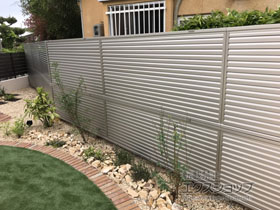 のフェンス・柵 ミエーネフェンス 目隠しルーバータイプ 2段支柱 自立建て用(パネル2段) 施工例