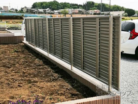 のフェンス・柵 シンプレオフェンス13型 ルーバー 自由柱施工 施工例