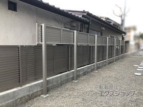のフェンス・柵 ミエーネフェンス 目隠しルーバータイプ 2段支柱 自立建て用 施工例