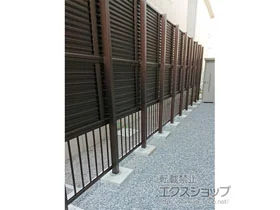 Value Selectのフェンス ミエーネフェンス+〈下段〉ミエッタフェンス 3段支柱 自立建て用(パネル3段) 施工例