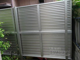 のフェンス・柵 ミエーネフェンス 目隠しルーバータイプ 2段支柱 自立建て用 施工例