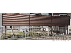 のフェンス・柵 ミエーネフェンス 目隠しルーバータイプ 2段支柱 自立建て用（パネル1段） 施工例