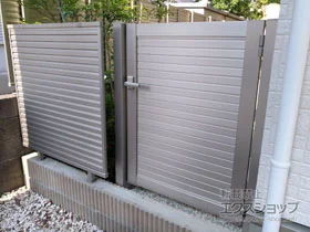 YKKAPの門扉 シンプレオ門扉5型 横目隠し 片開き 門柱使用 施工例