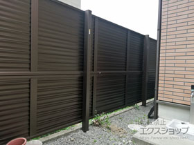 のフェンス・柵 ミエーネフェンス 目隠しルーバータイプ 2段支柱 自立建て用(パネル2段) 施工例
