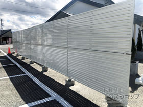 のフェンス・柵 ミエーネフェンス 目隠しルーバータイプ 2段支柱 自立建て用（パネル2段） 施工例