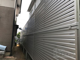 のフェンス・柵 ミエーネフェンス 目隠しルーバータイプ 2段支柱 自立建て用（パネル2段） 施工例