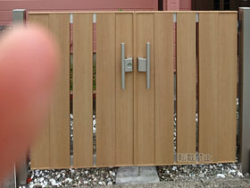 の門扉 ルシアス門扉BS01型 たてスリット 両開き 複合カラー 門柱使用※オートクローザー仕様 施工例