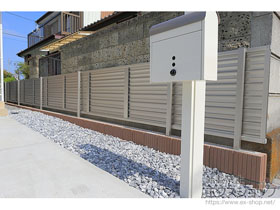 のフェンス・柵 ミエーネフェンス 目隠しルーバータイプ 自由柱施工 施工例