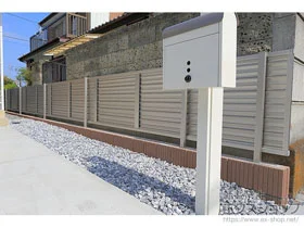 Value Selectのフェンス・柵・塀 ミエーネフェンス 目隠しルーバータイプ 自由柱施工 施工例