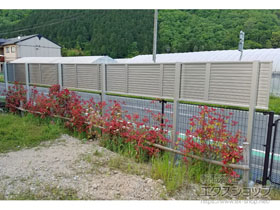 のフェンス・柵 シンプレオフェンス5型 横目隠し 上段のみ設置 自立建て用 施工例