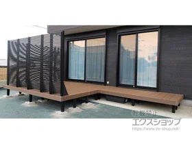 YKKAPのウッドデッキ リウッドデッキ 200＋ルシアスハイパーティションA03型〈横ストライプタイプ〉 施工例