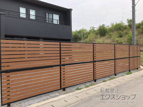 のフェンス・柵 モクアルフェンス 横板タイプ 2段支柱 自立建て用 施工例