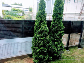 のフェンス・柵 ミエーネフェンス 目隠しルーバータイプ 2段支柱 自立建て用（パネル1段） 施工例