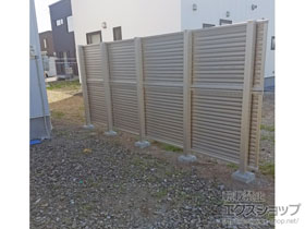 のフェンス・柵 ミエーネフェンス 目隠しルーバータイプ 2段支柱 自立建て用 施工例