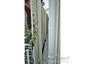 のフェンス・柵 ミエーネフェンス 目隠しルーバータイプ 2段支柱 自立建て用 施工例