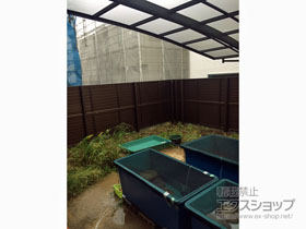 のフェンス・柵 ミエーネフェンス 目隠しルーバータイプ 2段支柱 自立建て用（パネル2段） 施工例