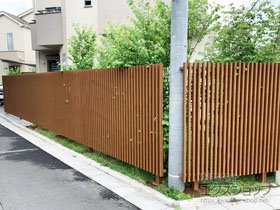 のフェンス・柵 ルシアススクリーンフェンスS02型 木調色 自由柱施工 施工例