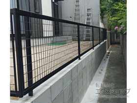 のフェンス・柵 シンプレオフェンスM2型 縦井桁メッシュ 自由柱施工 施工例