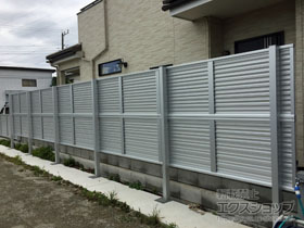 のフェンス・柵 ミエーネフェンス 目隠しルーバータイプ 2段支柱 自立建て用（パネル2段） 施工例