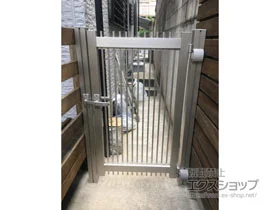 YKKAPの門扉 シンプレオ門扉T1型 縦格子 片開き 門柱使用 施工例