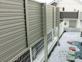 のフェンス・柵 ミエーネフェンス 目隠しルーバータイプ 2段支柱 自立建て用（パネル1段） 施工例