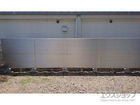 のフェンス・柵 ミエーネフェンス 目隠しルーバータイプ 2段支柱 自立建て用（パネル2段） 施工例