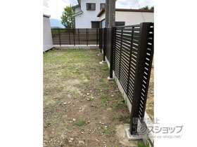 のフェンス・柵 シンプレオフェンス3型 横太格子 自由柱施工 + 2段支柱 自立建て用(パネル1段) 施工例