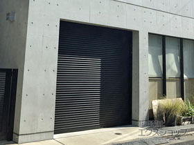 のガレージシャッター ガレージシャッタークワトロ 電動式 内部付タイプ ※外部停電時開閉機構 施工例