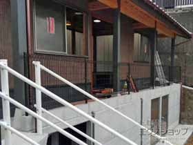 のフェンス・柵 イーネットフェンス2M型 間仕切柱施工 施工例